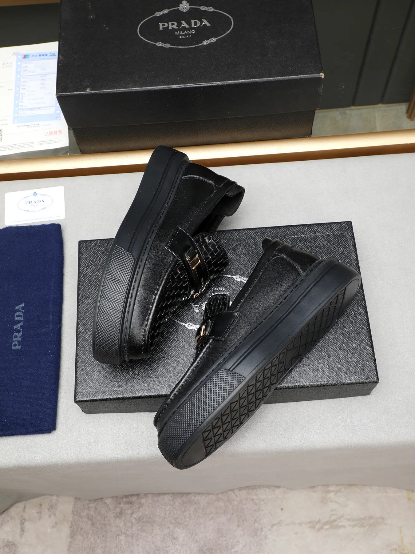 Men's Men's Shoes 💰500 Prada/Prada Men's new casual shoes, this upper is made of imported calfskin + sheep lining! The outsole is made of non-slip foam outsole, which feels good on your feet and is a fashionable and stylish item!  Size: 38-44 (45 customized)